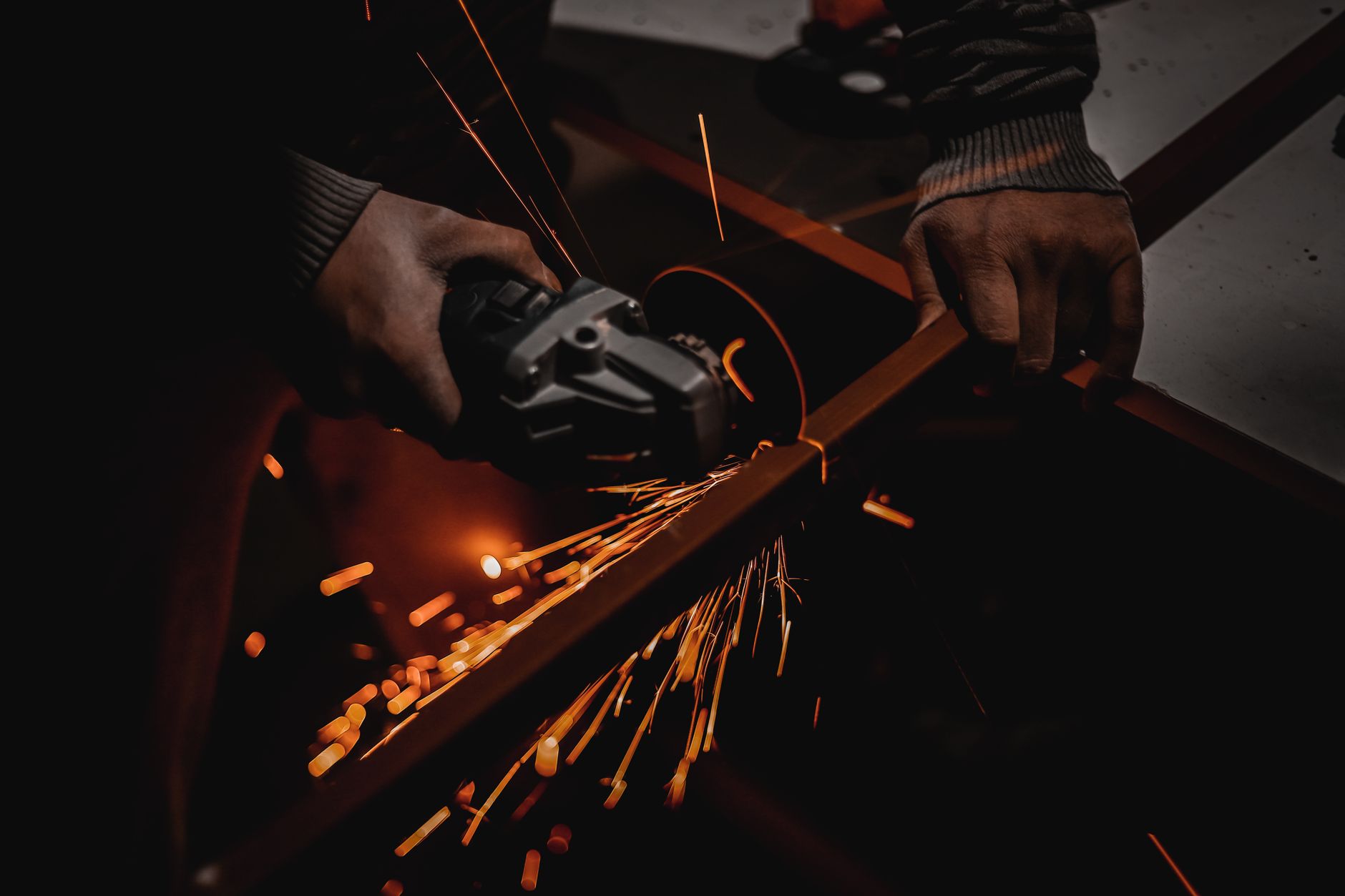 Taller técnico con herramientas profesionales